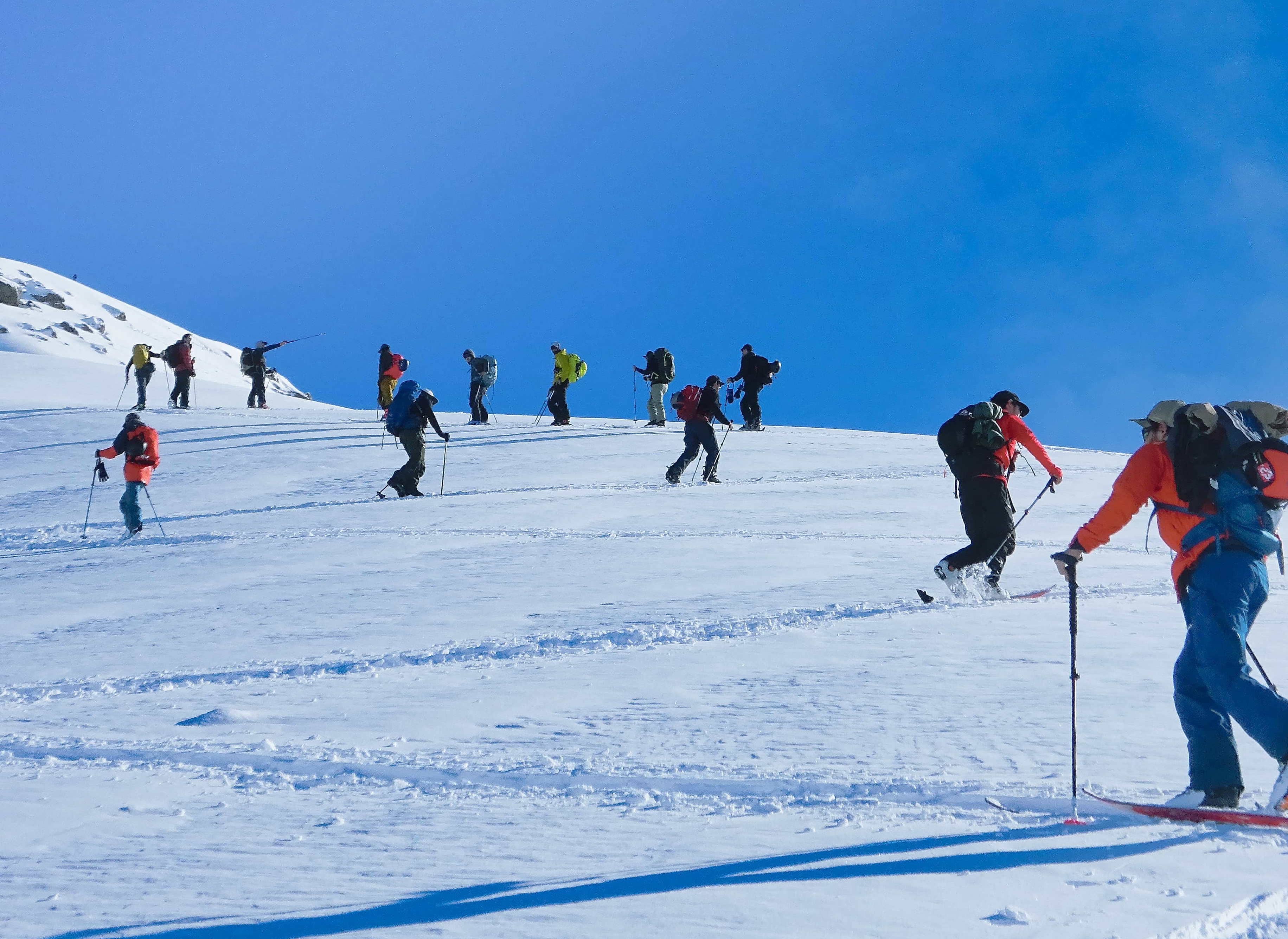 Esquiador de randonnée subiendo la Cordillera de los Andes con pieles de foca
